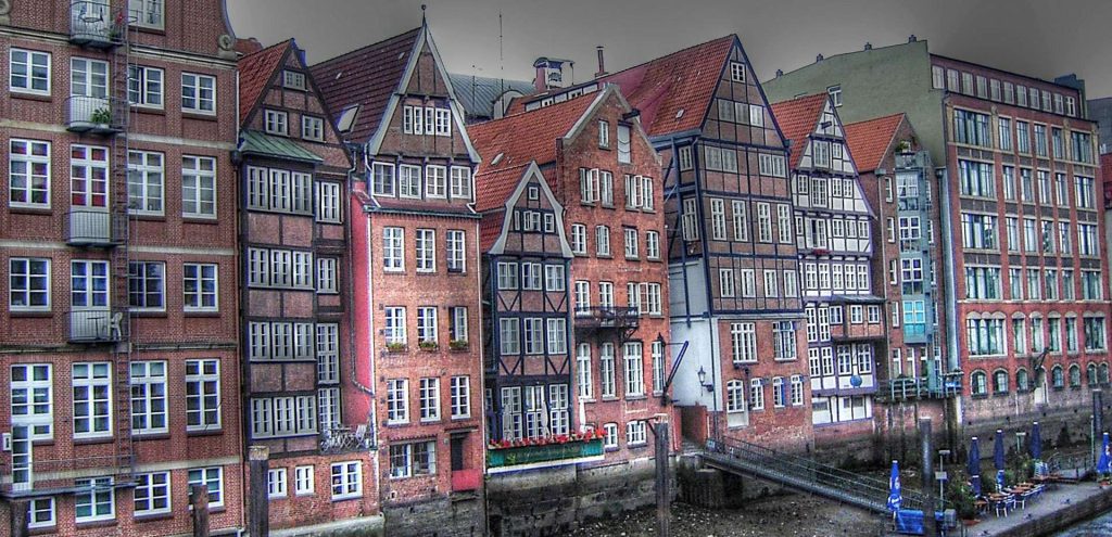 Straße mit alten Reihenhäusern